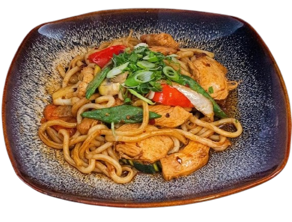 Gebratene Udon-Nudeln mit Hühnerfleisch