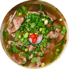 Traditionelle vietnamesische Pho-Suppe mit zarten Rinderlendenscheiben